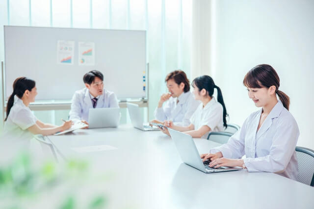 病院の改善事例。エンゲージメントサーベイ導入と離職防止の研修、カウンセリングを実施。あわせて採用活動をサポート。組織力の向上と人員の増加で仕事がしやすい環境へ改善。離職率低下につながった。