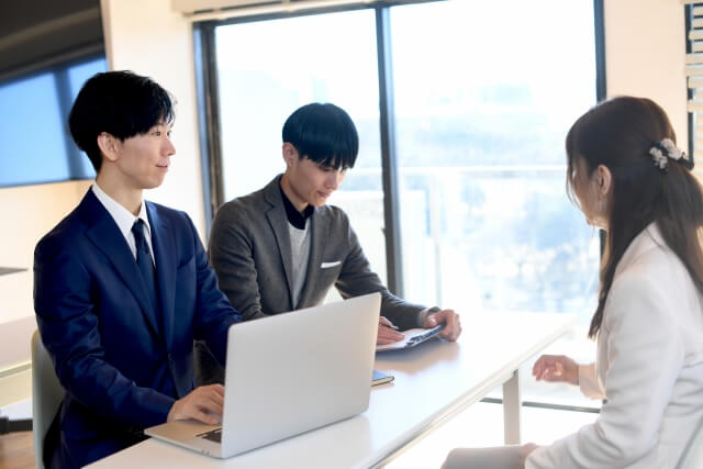 ソフトウェア販売業の活用事例。エンゲージメントサーベイ導入と営業力を強化。営業プロセスの見直し、データ活用、社内研修により組織力と営業力の両方を向上させた。