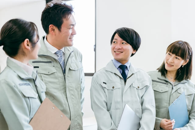 製造業の事例。エンゲージメントサーベイ導入と評価制度の見直し、社内研修、新規事業開発をサポート。若手が主体的になる仕組みを構築した。